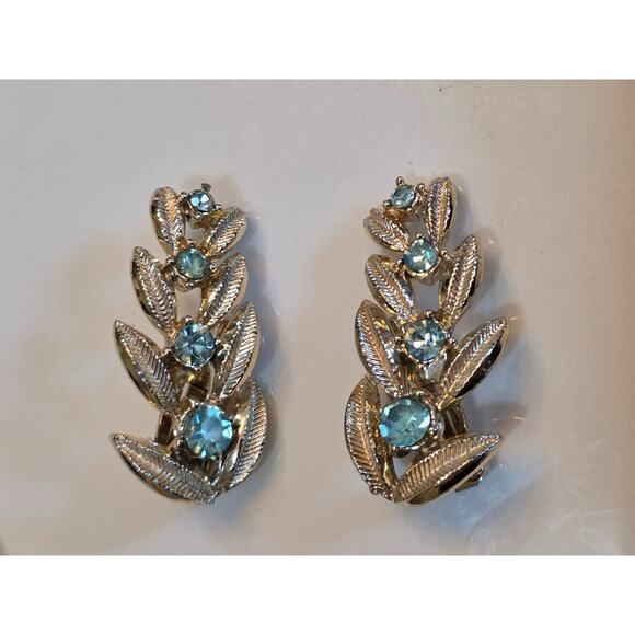 Vintage Gold Tone Leaf Clip-On Earrings With Light Blue Rhinestones - Picture 5 of 11